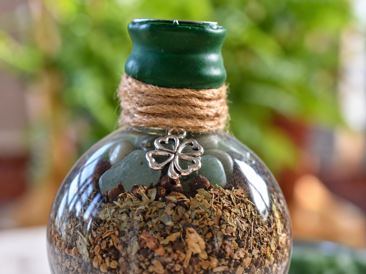 Good Fortune & Prosperity clover charm detail
